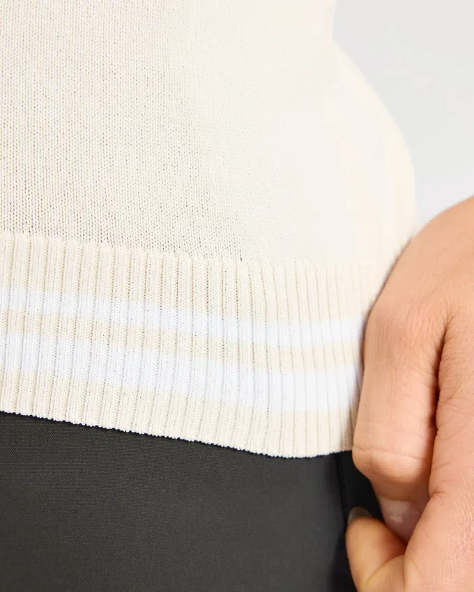 Klassische gestrickte Weste mit hohem Kragen