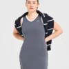 Signature-Kleid mit V-Ausschnitt