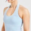 Unverzichtbares Crop-Top mit Neckholder