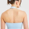 Unverzichtbares Crop-Top mit Neckholder